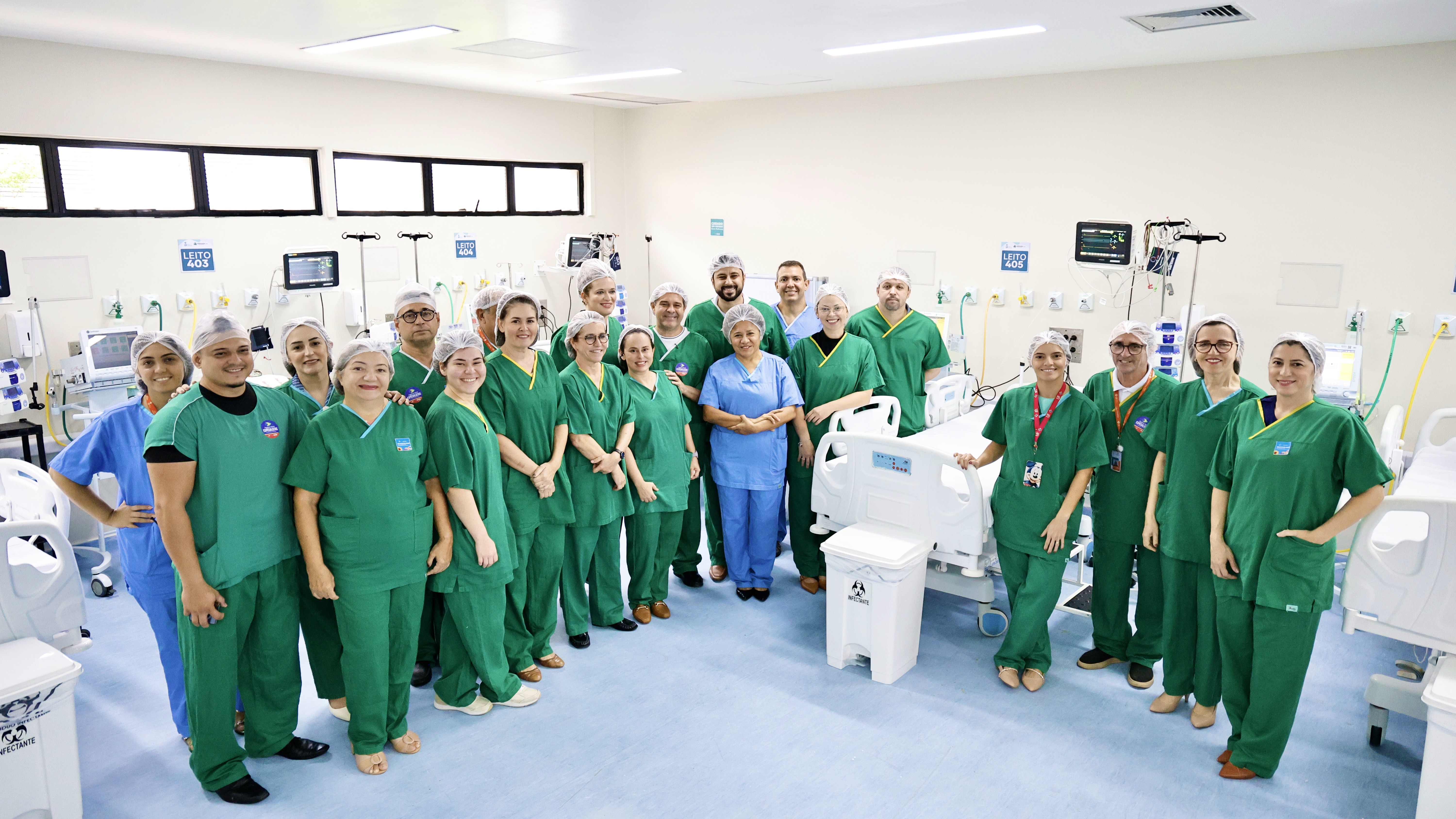 grupo de pessoas posa para a foto